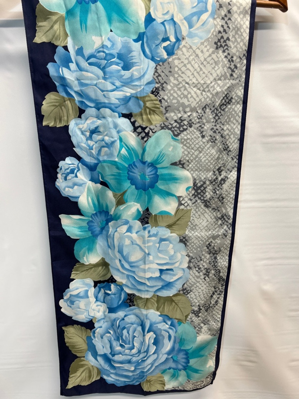 Oscar de la Renta Blue Floral Oblong Scarf Navy Border 12.5 x 54